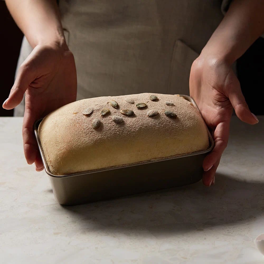 форма для хлеба с изношенным покрытием